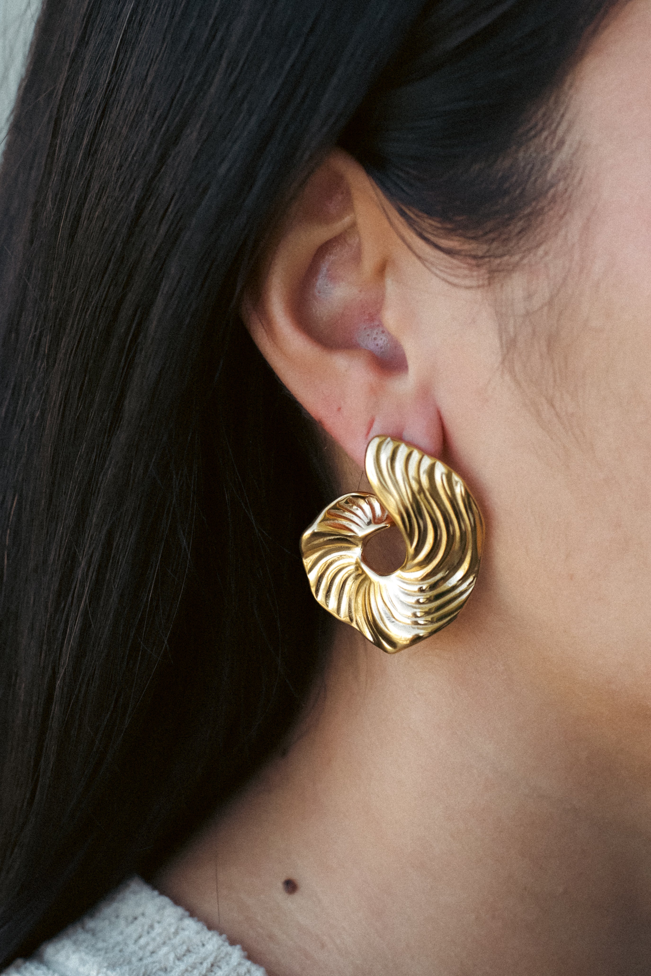 FLOWING SWIRL HOOPS.