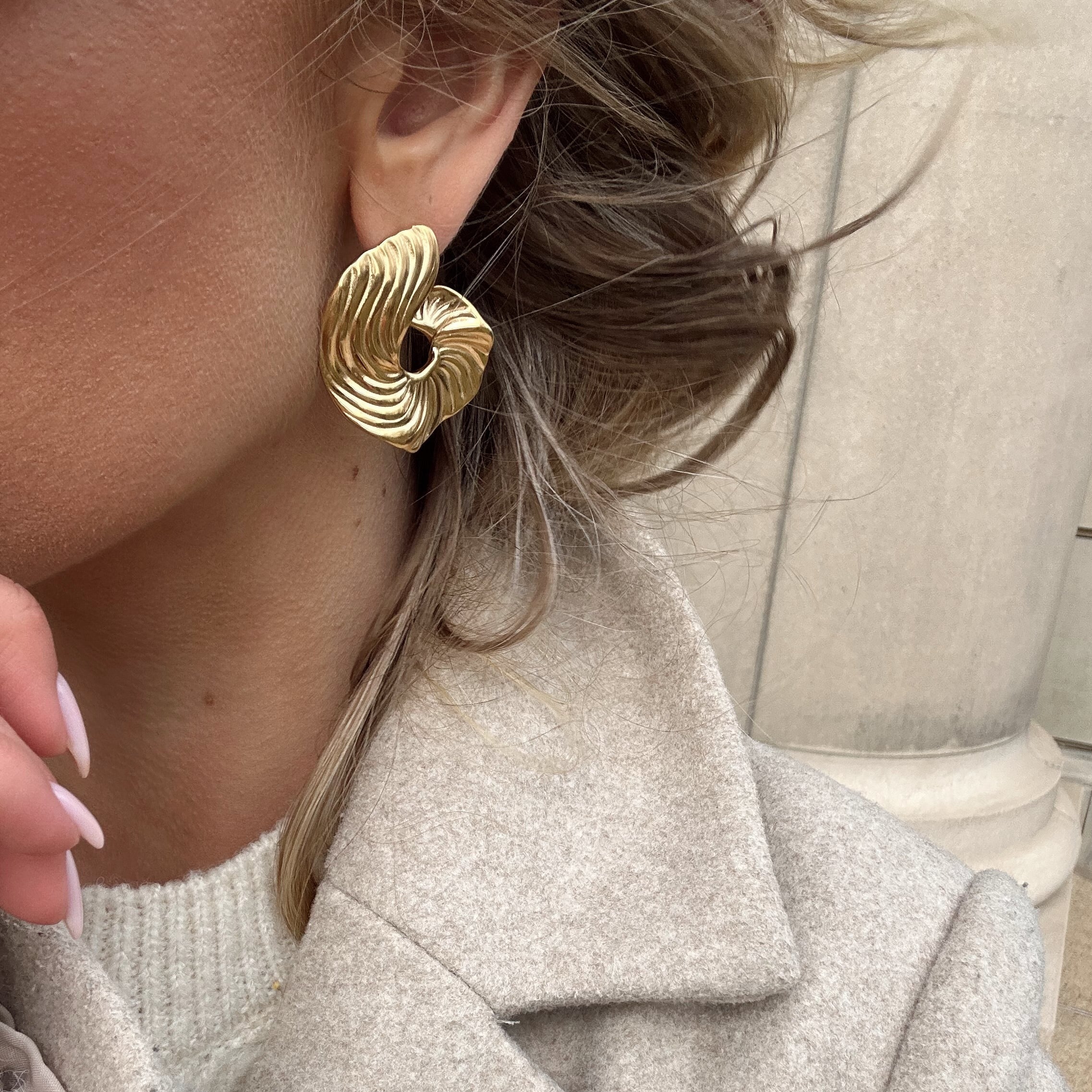 FLOWING SWIRL HOOPS.